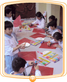 “ 学 校 文 化 日 计 划 02/03 ” 之“ 鸢 鸢 青 天 2002 ”工 作 坊 由 本 地 艺 术 家 和 风 筝 专 家 主 持 ， 让 同 学 认 识 风 筝 的 制 作 技 巧 并 懂 得 欣 赏 其 美 态 。