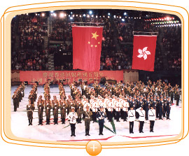 香 港 特 别 行 政 区 成 立 五 周 年 庆 祝 节 目 ── 由 中 国 人 民 解 放 军 军 乐 团 与 解 放 军 驻 香 港 部 队 联 合 演 出 的 大 型 军 乐 队 列 表 演 。