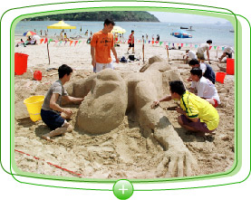 “ 国 际 堆 沙 交 流 活 动 ” 的 参 赛 者 在 屯 门 黄 金 泳 滩 大 展 身 手 ， 尽 显 创 意 。