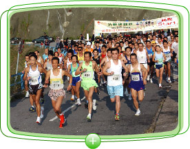 “ 先 进 运 动 会 ” 中 参 加 长 跑 比 赛 的 健 儿 全 力 争 胜 。