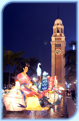 在香港文化中心露天廣場舉行的中秋綵燈會展出五光十色的花燈。