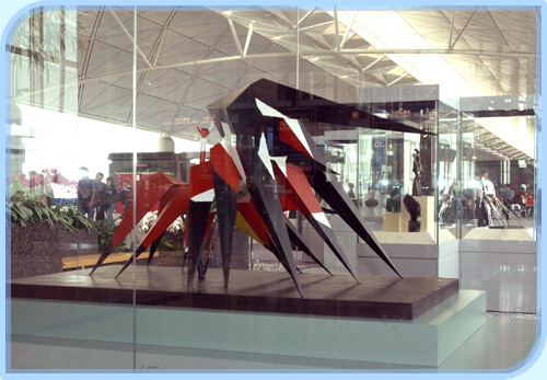 旅客可在香港國際機場的離境大堂欣賞到風格獨特的本地藝術創作。