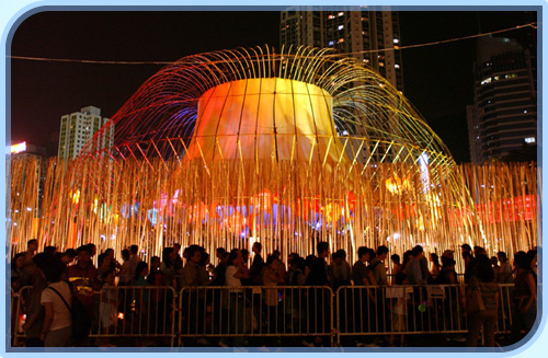 Visitors attracted to the spectacular lantern displays at the Mid-Autumn Lantern Carnival in Victoria Park.
