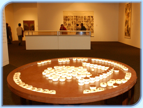 「香港藝術雙年展 2003 」展示近年香港藝術的潮流和發展。 