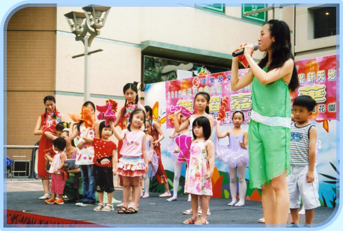2003年社区文化大使 ── 香港舞蹈总会「舞出新天地」的「舞蹈嘉年华」活动中，小朋友站在台上手舞足蹈，非常投入。
