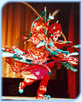 本署在年内举办了多个大型中国戏曲节目，好评如潮。