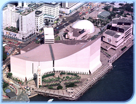 香港文化中心（左）、香港太空館（中）和香港藝術館（右）是本署的主要文化設施。