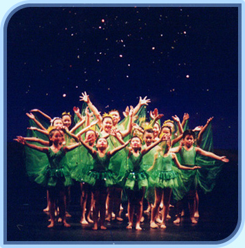「多媒体舞蹈教育计划2002/03：愿望树」的学员完成一系列艺术培训课程后，在结业演出中展示他们在艺术上取得的成就。
