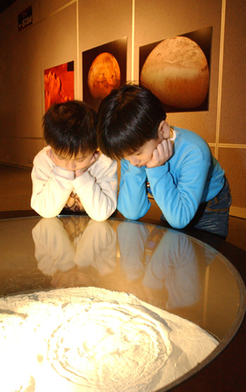 香港科学馆举办的「星际奇观：塑造太阳系」展览，启发年轻参观者的思考力。