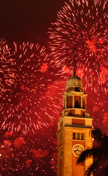 維多利亞港夜空發放璀璨的煙花，為農曆新年增添節日氣氛。