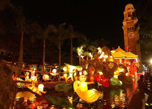 中国彩灯展览《华灯话西游》的灯饰璀璨，把香港文化中心露天广场映照得辉煌耀目。