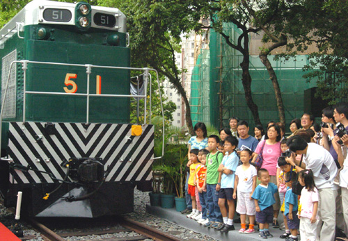 在露天的香港铁路博物馆内，参观者为本地铁路交通的历史所吸引。