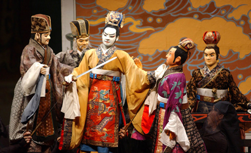 由日本影法师剧团与中国成都木偶艺术剧院联合制作的《三国志》是「国际综艺合家欢 2004 」的重点节目之一。