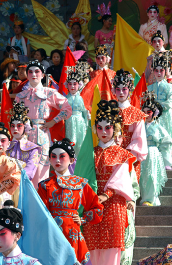「全城大戏候」 ── 二零零四年粤剧日在沙田大会堂举行，年轻艺人的舞台造型出众。