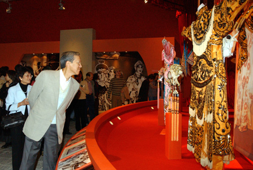 Costumes and accessories, librettos, publicity material and photographs donated by renowned Cantonese opera actress Ng Kwan Lai provide an insight into her life at the Hong Kong Heritage Museum.