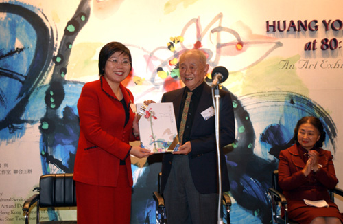 Internationally acclaimed artist Huang Yongyu with LCSD Director Ms Anissa Wong at the opening of Huang Yongyu at 80: An Art Exhibition, which features his latest ink paintings, sculptures and ceramic works.