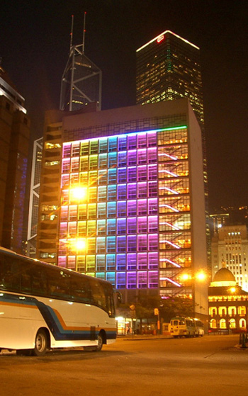 香港大會堂是香港首間多元化文娛中心，至今仍吸引世界級藝人在該場地獻藝。