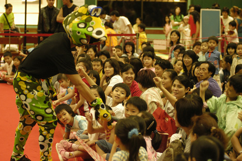 Family audiences get great joy from the Summer Fun Party of the International Arts Carnival.