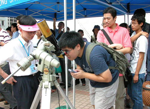 天文爱好者在香港太空馆外排队，等候观看在二零零四年六月出现的「金星凌日」罕见天文现象。