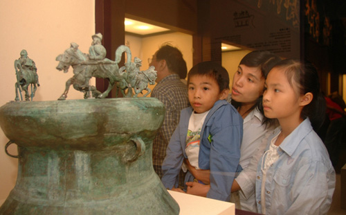 「猎鹿与剽牛 ── 云南古滇国文物展」所展出的青铜文物。该展览在香港历史博物馆举行。