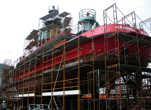 文物修复组人员尽心竭力修复历史悠久的「葛量洪号」灭火轮。 图(下)示「葛量洪号」灭火轮正在船坞进行大型复修。