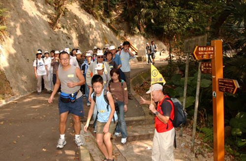 建立健康的生活模式 ── 青少年与长者在港岛其中一条风景宜人的行山径体验行山乐趣。