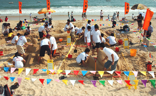 在堆沙交流活动中，各堆沙队伍尽展卓越技巧、非凡创意和团队合作精神。