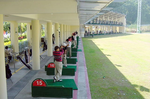 市民在本署管理的四个高尔夫球练习场内练习高尔夫球技术。