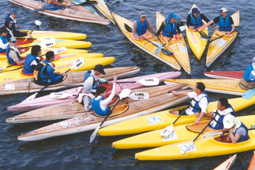 参与「社区体育会计划」的划艇者齐集海上，场面壮观。