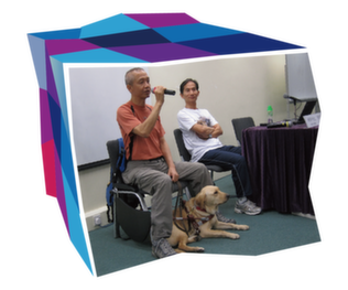 一名視障人士（攜帶導盲犬）在顧客服務分享會講述經驗。