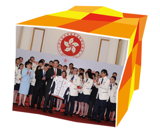 中国香港代表团出发参加「伦敦2012年奥林匹克运动会」前，香港特区行政长官梁振英与团员会面。