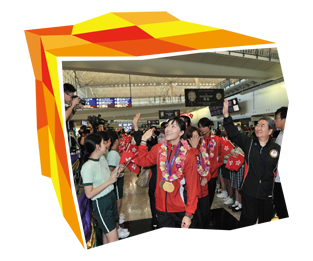 「伦敦2012年残疾人奥运会」香港代表团返港，支持者到机场迎接。