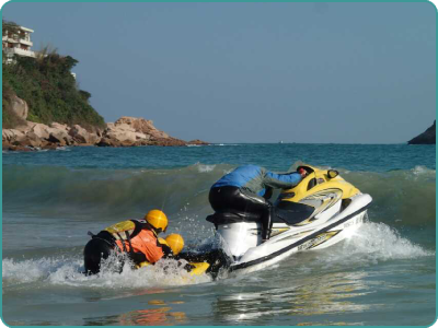 救生员在训练课程中学习水上电单车拯救技巧。