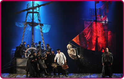 《漂泊的荷兰人》於二零一三年十月在香港文化中心大剧院上演。图为其中一幕。