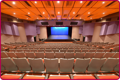 西湾河文娱中心的剧院适合举行各类表演。