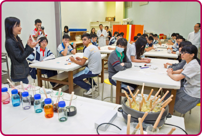 学生参加「学校文化日计划」的文物修复工作坊，学习蜡染和纺织品染色技巧。