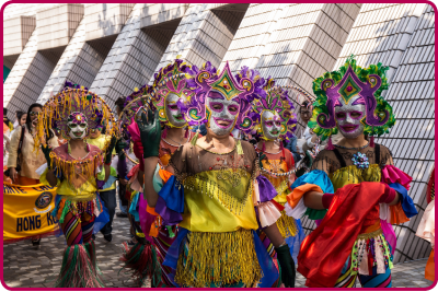 亞裔人士的傳統藝術表演精彩萬分，音樂舞蹈充滿活力，令人歎為觀止。