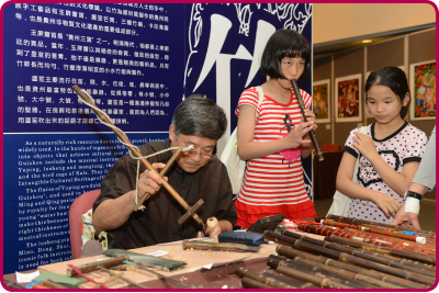 「根与魂·贵州非物质文化遗产」展览向参观者展示贵州的传统工艺。