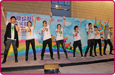 年轻的无伴奏合唱歌手在「国际综艺合家欢2013」开幕典礼献唱。