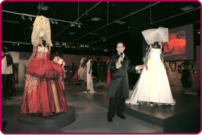 刘培基与他为梅艳芳设计的舞台服饰。