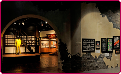 展覽除展出有關李小龍的珍貴文物，還有重搭的布景，靈感來自李小龍經典功夫電影的主要場面。