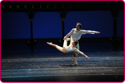 现代芭蕾舞《安娜·卡列尼娜》以托尔斯泰小说为蓝本，由国际著名的俄罗斯圣彼得堡艾库曼芭蕾舞团演出，是「世界文化艺术节2013」的开幕节目。