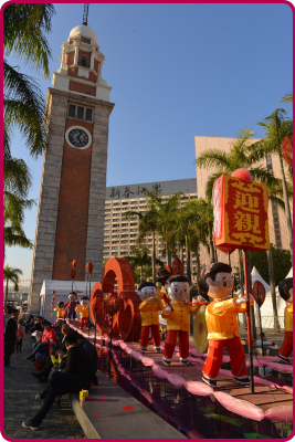 在香港文化中心露天广场举行的春节专题彩灯展《情意漫游》，展示不同国家的传统结婚习俗。