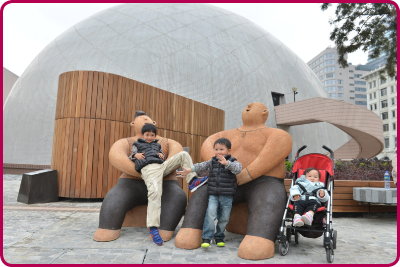 「天、地、人—香港艺术展览」在梳士巴利花园艺术广场举行。图为展出的大型雕塑作品。