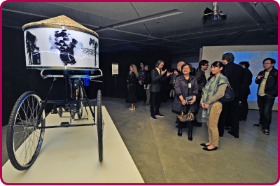 「慢之极之快：动漫美学双年展2013-14」展览的观众，细心欣赏本港29位年轻艺术家创作的新媒体作品。