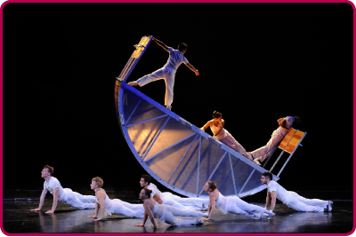 飞跃舞蹈剧场的《动感筑迹》为「国际综艺合家欢2013」揭开序幕，以动力澎湃的舞蹈糅合体操和杂技，巧妙精准。