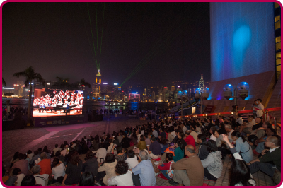 香港文化中心露天广场现场转播匈牙利布达佩斯吉卜赛交响乐团音乐会，吸引大批观众欣赏。
