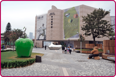 梳士巴利花园艺术广场新近落成，揭幕展「天、地、人—香港艺术展览」展出本地艺术家甘志强、李展辉和李慧娴专为广场创作的大型雕塑。