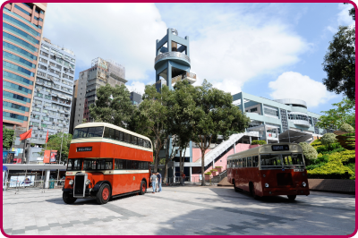 「伴你同行：香港巴士故事」展览展出两辆古董巴士，左为丹拿A型巴士，右为亚比安维京五十五型巴士。