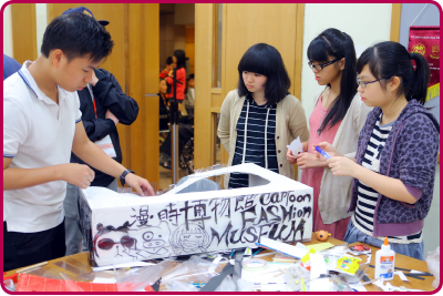 「2013香港國際博物館日」由香港歷史博物館負責統籌。圖中學生參加工作坊，設計心目中理想的香港博物館。